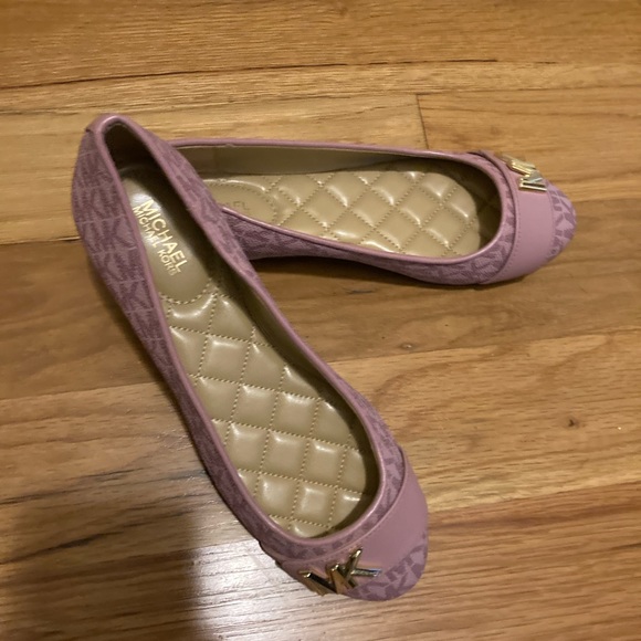 Women’s Brand NEW Michael Kors lavender flats size 6 - Picture 1 of 7